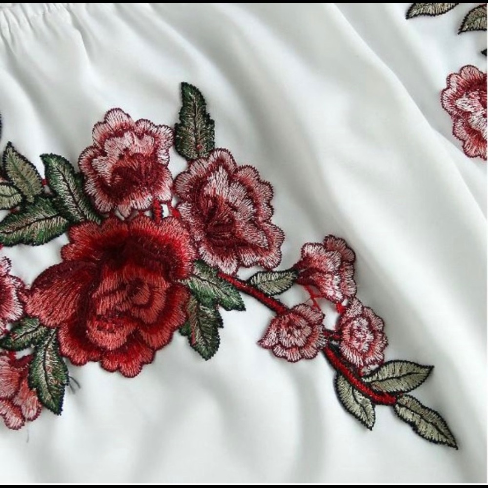 Woman’s off the shoulder embroidered Top - Picture 3 of 3